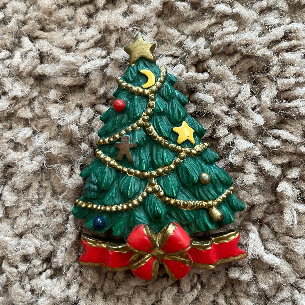 Christmas‎ Tree Pin